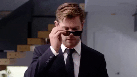 Chris Hemsworth in "Men in Black: International" using the neuralyzer to wipe a memory. 