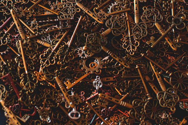 brass keys in a big pile